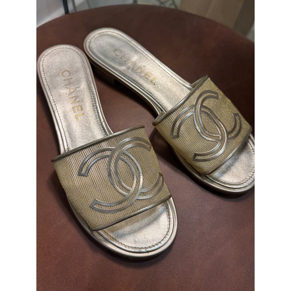 CHANEL - 2021 Interlocking CC Logo Slides, Gold Size 39